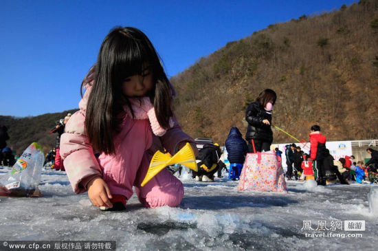 韩国华川冰上钓鱼节 百万游客来捧场