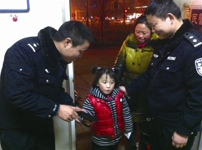 七岁幼童捡钱包交给警察 面对千元酬金婉言拒