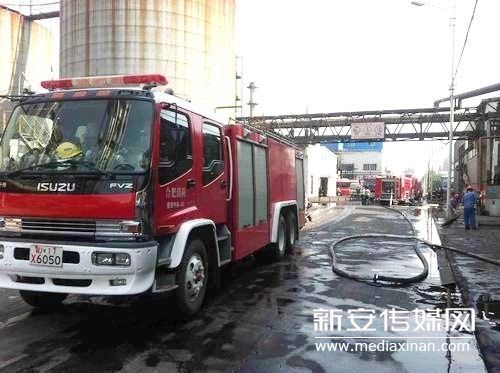 蚌埠八一化工厂火灾扑救结束 消防人员清理火