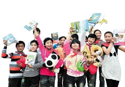 新浪安徽联合市场星报给阳光小学送儿童节礼物