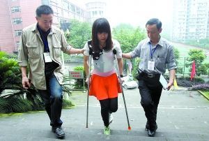 2012高考:女孩脚伤坚持高考 家人担心留下残疾