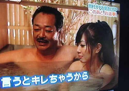 日本的变态习俗 女儿要陪父亲一起洗澡_旅游频