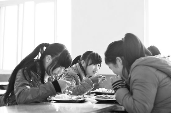 金寨县学生吃上营养餐_教育频道