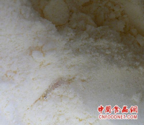 美素奶粉频陷活虫门 掺过期奶粉改保质期
