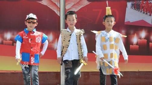郑州一小学举行环保时装秀 为地震灾区捐款8万