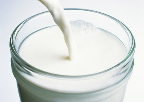 辟谣喝牛奶致癌 称实在担心激素可选脱脂奶_新