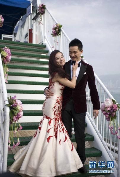 奥运冠军刘璇香港举行海上婚礼 与老公王弢合
