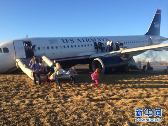 149人飞机前起落架坍塌 机头着地(图)_新浪安庆