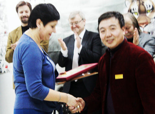 白俄罗斯扬卡・库帕拉博物馆馆长向敖特颁发荣誉证书