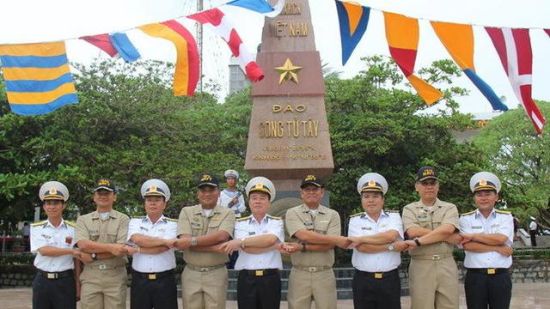 越南菲律宾海军在南沙中国岛屿上踢足球(图)