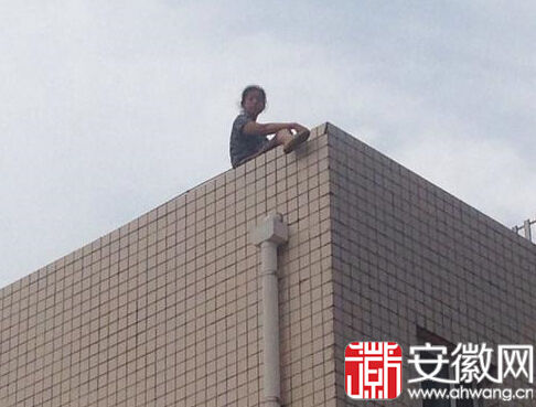 安徽省立儿童医院一女子欲跳楼 民警现场劝说
