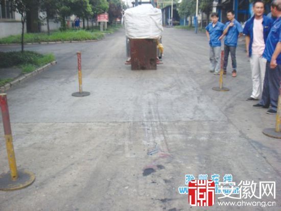 滁州天长一男子被叉车拖行数米 睾丸破碎(图)