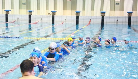 合肥市六安路小学全市首次推出游泳课程