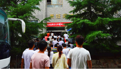中高考后 蓝翔厨师学校迎来上百名学生参观团