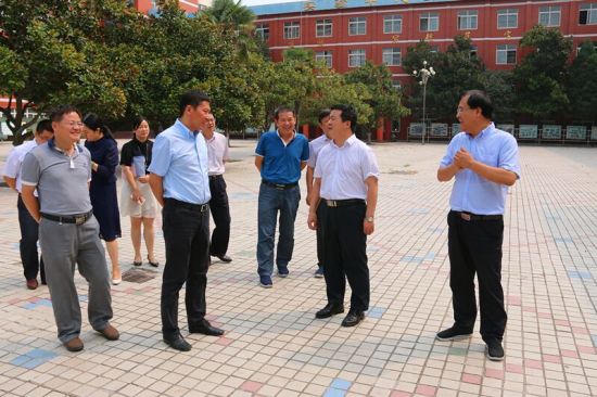 太和县县委书记杨波等县领导慰问一线教师