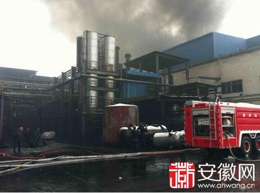 蚌埠八一化工厂爆炸火灾现场浓烟依旧