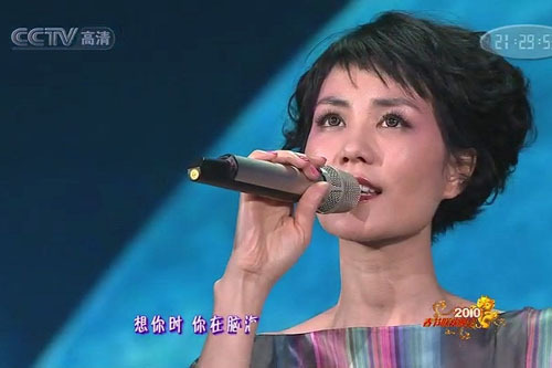 2011年春晚王菲演唱歌曲中直播与录播画面切