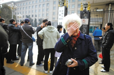 83岁铁路老员工穿工作服赴铁道部含泪拍照