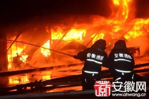 亳州风华中学大门前19间商铺被烧30名官兵到