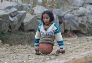 18岁残疾女孩用篮球做下肢_新浪芜湖