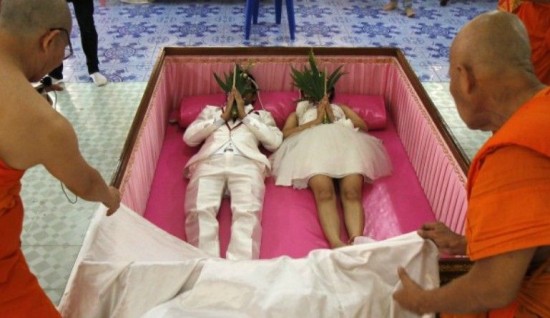 泰国7对新人情人节躺进棺材结婚(图)